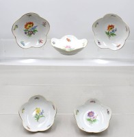 Auktion 376<br>5x Konfektschalen, Meissen, Schwertermarke, Dekor &bdquo;Bunte Blume&ldquo;, feine Blumenmalerei und Goldrand, je 1. Wahl, je D-14cm  H-4cm