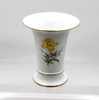 Auktion 376<br>Trichtervase, Meissen, Schwertermarke, Dekor &bdquo;Bunte Blume&ldquo;, feine Blumenmalerei und Goldrand, 1. Wahl, ca. H-16,5cm