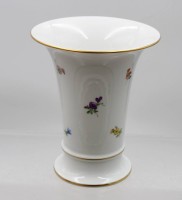 Auktion 376<br>Trichtervase, Meissen, Schwertermarke, Dekor &bdquo;Bunte Blume&ldquo;, Streubl&uuml;mchen und Goldrand, 2 Schleifstriche, ca. H-16,5cm