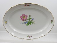 Auktion 376<br>ovale Platte, Meissen, Schwertermarke, Dekor &bdquo;Bunte Blume&ldquo;, feine Blumenmalerei und Goldrand, 1. Wahl, 36 x 26,5cm
