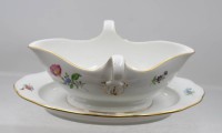 Auktion 376<br>Sauciere, Meissen, Schwertermarke, Dekor &bdquo;Bunte Blume&ldquo;, feine Blumenmalerei und Goldrand,1. Wahl, H-10cm L-26cm
