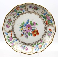Auktion 376<br>Zierteller mit floralem Blumenmuster und verziertem Goldrand, Potschappel, D-22cm
