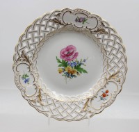 Auktion 376<br>Durchbruchteller, Meissen, Schwertermarke, Dekor &bdquo;Bunte Blume&ldquo;, feine Blumenmalerei und Goldrand, 2 Schleifstriche, D-21cm