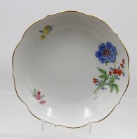 Auktion 376<br>Schale, Meissen, Schwertermarke, Dekor &bdquo;Bunte Blume&ldquo;, feine Blumenmalerei und Goldrand, 2 Schleifstriche,