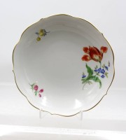 Auktion 376<br>Schale, Meissen, Schwertermarke, Dekor &bdquo;Bunte Blume&ldquo;, feine Blumenmalerei und Goldrand, 2 Schleifstriche, D-18cm