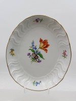 Auktion 376<br>ovale Schale, Meissen, Schwertermarke, Dekor &bdquo;Bunte Blume&ldquo;, feine Blumenmalerei und Goldrand, 2 Schleifstriche, H-3,8cm B-23cm