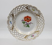 Auktion 376<br>Durchbruchteller, Meissen, Schwertermarke, Dekor &bdquo;Bunte Blume&ldquo;, feine Blumenmalerei und Goldrand, 1. Wahl, D-18,5cm