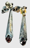 Auktion 376<br>Paar Silber-925- Ohrh&auml;nger mit roten Steinen, H-4,5 cm, 3,21 gr