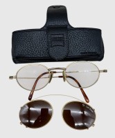Auktion 376 / Los 16028 <br>2x Brillen Carl Zeiss, 1x mit original Tasche und Sonnenbrillenaufsatz,