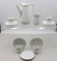 Auktion 376<br>Jugendstil-Restservice, gr&uuml;nes Rankendekor, Kanne, Milchkrug, un 4 Tassen mit U.T., Kanne H-24cm Tasse H-7cm