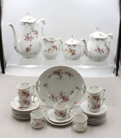Auktion 376<br>Restservice um 1900, ungemarkt, florales Dekor, Kaffeekanne, Teekanne, Kuchenplatte, Milch und Zucker, 7x Tassen (1x gerissen), 9x U.T., 9x Kuchenteller, Kanne H-27cm Tassen H-6,5cm