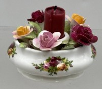 Auktion 376<br>Kerzenhalter "Royal Albert" Old country roses, eine Rosenbl&uuml;te minim. bestossen, H-5,5 cm, D-9 cm