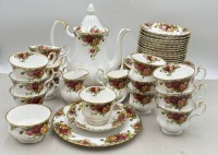 Auktion 376<br>Kaffeeservice "Royal Albert" Old country roses f&uuml;r 12 Personen, zus. 48 Teile (1x U.T. bestossen), gr&ouml;ssere Tassen, Kanne, 2 Milchk&auml;nnchen, 1x Zuckerschale