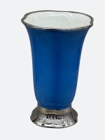 Auktion 376<br>Vase mit Stand "Fraureuth" blau mit Feinsilberauflage auf Stand und Rand, H-15 cm