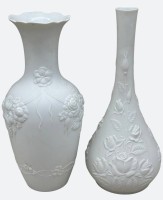 Auktion 376<br>2x "Kaiser" Vasen, weiss mit floralen Reliefdekor, H-ca. 27 cm