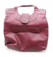 Auktion 376<br>rote Vintage-Ledertasche, Tragespuren, ca. 32 x 34cm