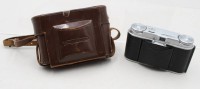 Auktion 376<br>analoge Sucherkamera Voigtl&auml;nder Vito II, Color-Skopar 50 mm f/3,5 Objektiv, in Bereitschaftstasche, 50er Jahre, Funktion nicht gepr&uuml;ft