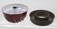 Auktion 376<br>2x &auml;ltere Kuchen-Backformen, 1x emailliert, wohl 20/40er Jahre, Gr&ouml;&szlig;te H-10cm D-19cm