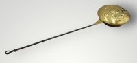 Auktion 376<br>Bettw&auml;rmer, 18. bis 19. Jahrhundert,  Messing- bzw. Kupferblechschale mit reliefartigem Treibdekor, Eisenstiel, ca. L-95cm