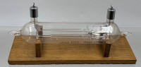 Auktion 376<br>Kathodenstrahl-Elektronenr&ouml;hre, Experimentierger&auml;te f&uuml;r magnetische Effektmechanismen, Physik-Lehrger&auml;te, geeignet f&uuml;r Studenten-Oszilloskope etc., auf Holzsockel, 28x10 cm