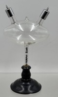 Auktion 376<br>historische  Crookes-R&ouml;hre mit phosphoreszierenden Mineralsubstanzen auf Holzstand, Anfang 20.Jhd., H-23 cm