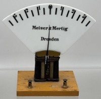 Auktion 376 / Los 16035 <br>ein historisches, analoges Drehspul- oder Weicheisen-Messger&auml;t (Amperemeter oder Voltmeter) der Firma Meiser &amp; Mertig aus Dresden, das um das fr&uuml;he 20. Jahrhundert als H&ouml;rsaal- oder Demonstrationsger&auml;t f&uuml;r den Physikunterricht verwendet wurde.