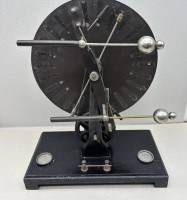 Auktion 376<br>Influenzmaschine um 1900, komplett?, H-46 cm,  Stand 36x19 cm