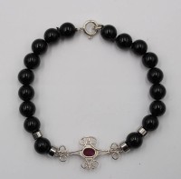 Auktion 376<br>Armband, Onxy und Silber, Rubin in Silberfassung, ca. L-16cm