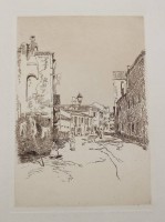 Auktion 376<br>Friedrich Kallmorgen (1856-1924), Stra&szlig;e in Chioggia 1896, Radierung, signiert u. betitelt, ungerahmt, BG 37 x 28cm, an den Ecken Knickstellen