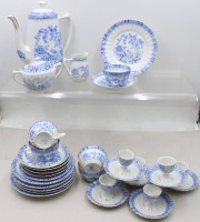 Auktion 376<br>Konvolut Serviceteile, China Blau, Kaffeekern, 5x Gedecke, 6x Eierbecher und ein Teller