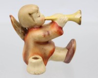 Auktion 376 / Los 9038 <br>kl. Goebel-Musik-Engel, 50er Jahre, leider mehrfach bestossen, ca. H-5,5cm