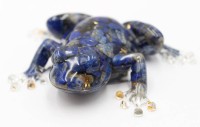 Auktion 376<br>Frosch-Figur aus Kunstharz (Resin), Lapislazuli-Kristallsplittern, ca. H-3cm L-10cm