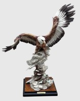 Auktion 376<br>G. Armani "Weisskopfadler mit ausgebreiteten Schwingen" Capodimonte" Florence, H-35 cm