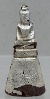 Auktion 376<br>Keramik-Buddhastatue, mit Silberfolie bezogen, besch&auml;digt, H-8 cm, Alter?