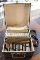 Auktion 376<br>Hohner Student II Akkordeon um 1940, Altersspuren aber wohl spielbereit, Koffer mit starken Alters-u. Gebrauchsspuren