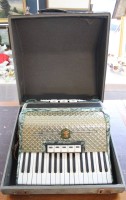 Auktion 376<br>Vintage-Akkordeon, Marke Weltmeister, wohl 60/70er Jahre, Gebrauchsspuren aber wohl spielbereit, Koffer mit Alters-u. Gebrauchsspuren
