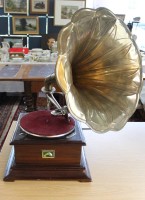 Auktion 376 / Los 16046 <br>Trichtergrammophon, &bdquo;His Master's Voice&ldquo;. Werk l&auml;uft, Trichter wohl nicht original, Geh&auml;use mit Gebrauchsspuren, ca. H-65cm B-35cm T-35cm