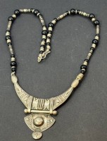 Auktion 376<br>Tuareg Halsband, versilbert und mit schwarzen Glasperlen, L-ca. 40 cm