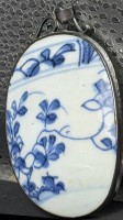 Auktion 376<br>gr. Anh&auml;nger, Silberfassung mit blau/weisser Porzellan-Scherbe, oft als chinesisches Exportporzellan oder historisches Ming-Porzellan gehandelt, H- mit &Ouml;se 7,5 cm, B-ca. 4,6 cm