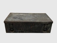 Auktion 376<br>Blech Verbandskasten, wohl Wehrmacht, Hoheitszeichen innen, schlecht erhalten und leer