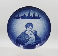 Auktion 376<br>Gedenk- und Jubil&auml;umsteller,Royal Copenhagen und Bing &amp; Gr&oslash;ndahl, 1987, ca. D-21cm