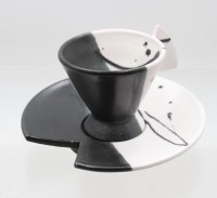 Auktion 376<br>Mokka-Tasse mit U.T., Beisswenger Keramik, modernes S/W-Design, ca. H-7cm