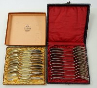 Los 4000 <br>Je 12 Kuchengabeln und Kaffeelöffel, 90er- und 100er-Silberauflage, gestempelt "HS", in Schachteln, L. 14 und 15 cm