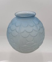 Auktion 376<br>Kugelf&ouml;rmige Vase aus Formglas, Art D&eacute;co, modernistisches Design der 1930er Jahre, hellblau, ca. H-14,5cm
