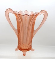 Auktion 376<br>rosa Pressglas-Vase im Art-D&eacute;co-Stil (Rosalinglas), Glasfabrik Brockwitz, fig&uuml;rliche Henkel, gute Erhltung, ca. H-29cm