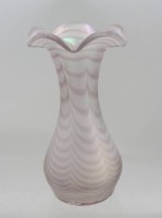 Auktion 376<br>Kunstglas-Vase, wohl Gallo?, rosa Wellenoptik, leicht irisierend, ca. H-19,5cm