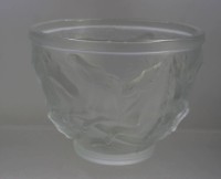 Auktion 376<br>JOSEF INWALD-Schale, Reliefpferde, Barolac (Rosice Glassworks), Satinglas, H-15,5cm D-20,5cm