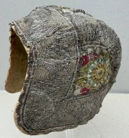 Auktion 376<br>friesische Trachtenhaube, wohl 19.Jhd., gef&uuml;ttert, gut erhalten