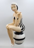 Auktion 376<br>Dekofigur, Badenixe im Retro-Stil, Polyresin, s/w bemalt, ca. H-37,5cm