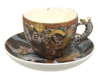 Auktion 376<br>Satsuma Tasse mit U.T., Japan, Rand mit Chip,  farbig und gold gemalter figuraler Dekor von Unsterblichen und Drachen, Bodenmarken